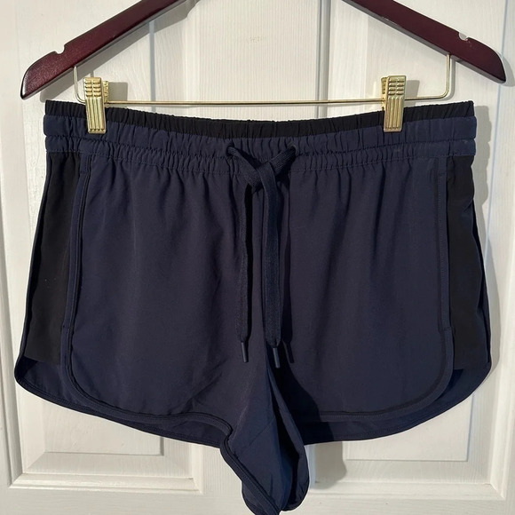 EUC ATHLETA COLOR BLOCKED SHORT Navy Black Size 8 Zip Pocket Running Athletic - Picture 2 of 10